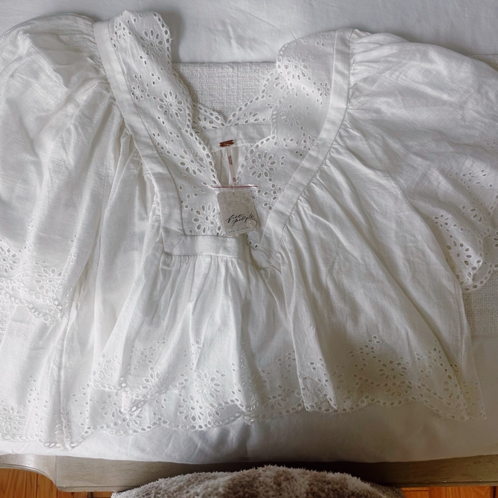 Free People SIZE XS top!! Brand new, fits like a small!